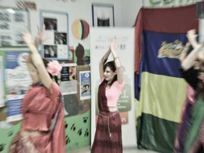 Quattro ragazze con i tipici abiti colorati indiani portano in scena le loro danze tradizionali